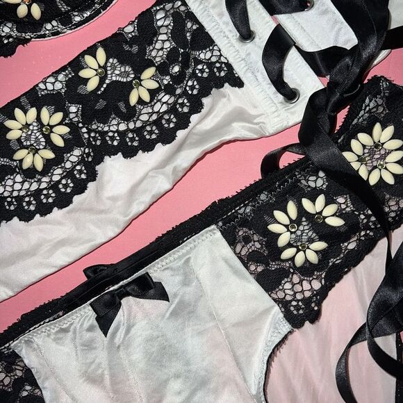 Victoria's Secret 34C BRA SET+cincher Belt WHITE BLACK BEAD EMBELLISH STARLIGHT - Picture 4 of 9